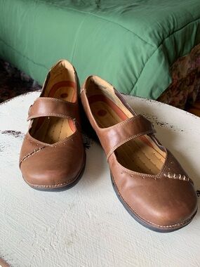 Clarks Unstructured Brown Leather Mary Jane Flats with Strap